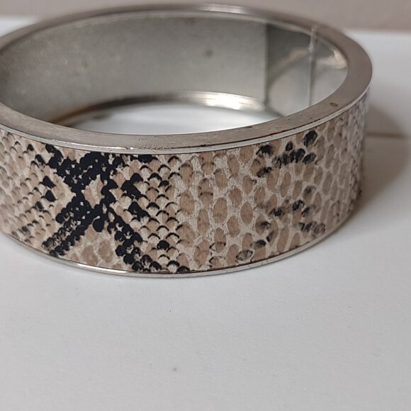 7.5 Inch Hinged Snakeskin Print Bracelet - Picture 7 of 8